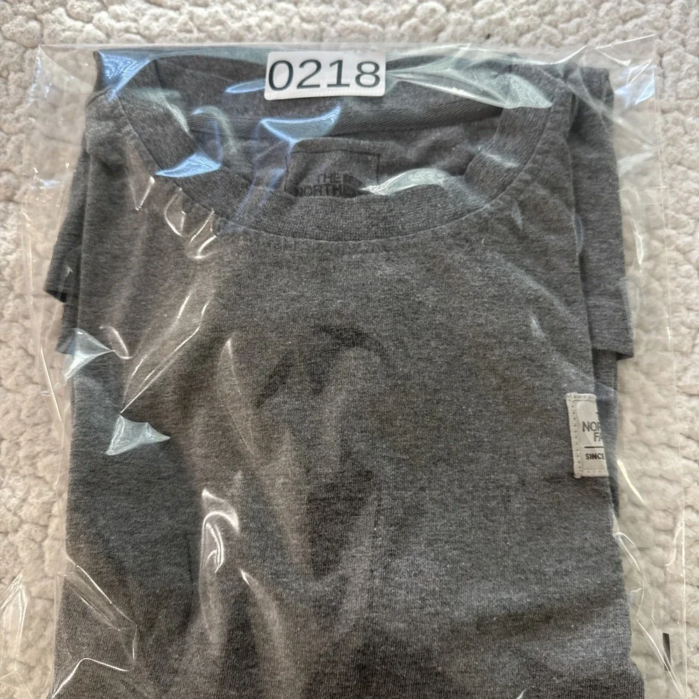 The North Face T-Shirt Mens medium Gray Short Sleeve Logo Tee